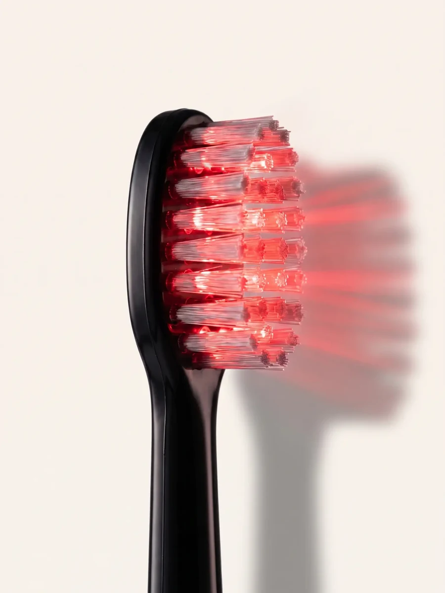 Une lumière intégrée à la tête de brosse.